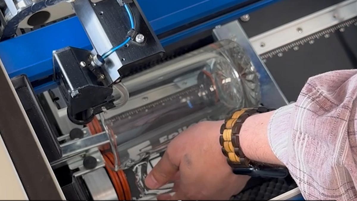 Place the glass mug on the rotary attachment. placing a glass mug on the Rim-Style rotary attachment