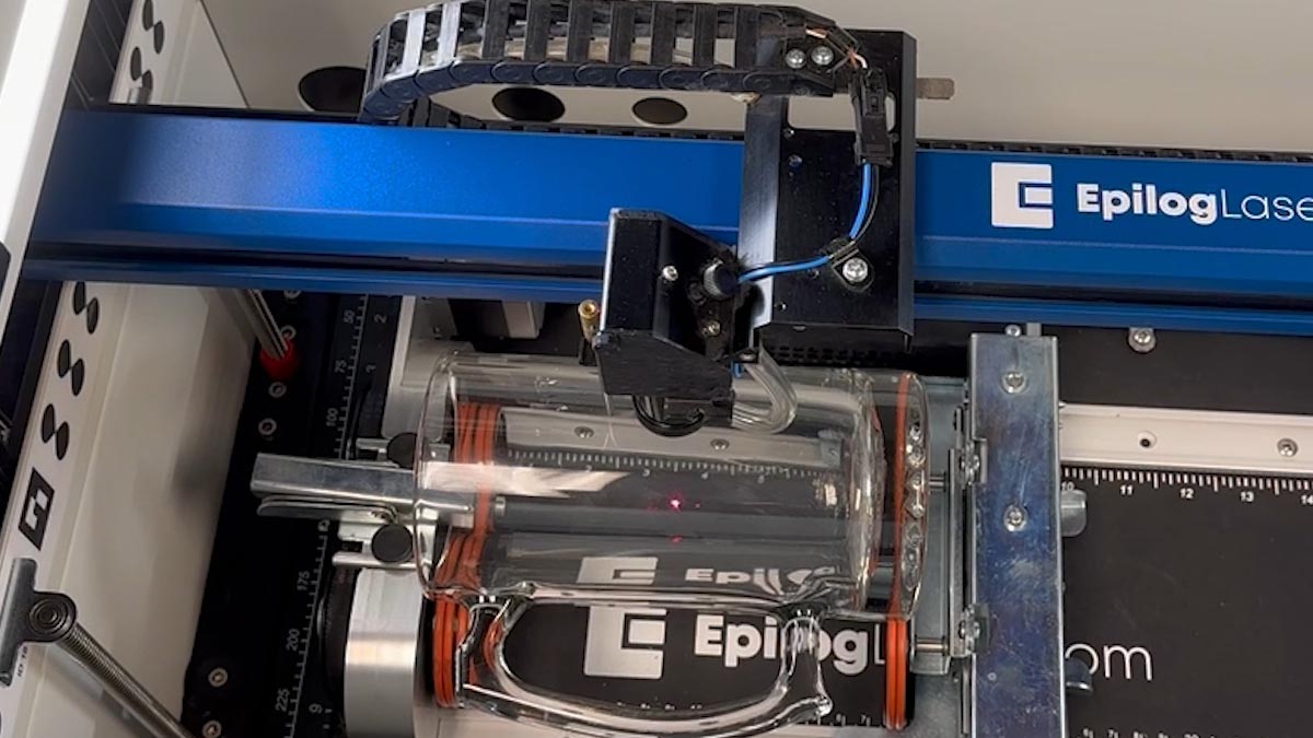 Focus the laser over the center of the glass. focusing the laser to the glass mug with the Rim-Style rotary attachment